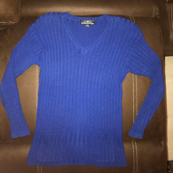 Blue sweater, with pockets. - Picture 1 of 2
